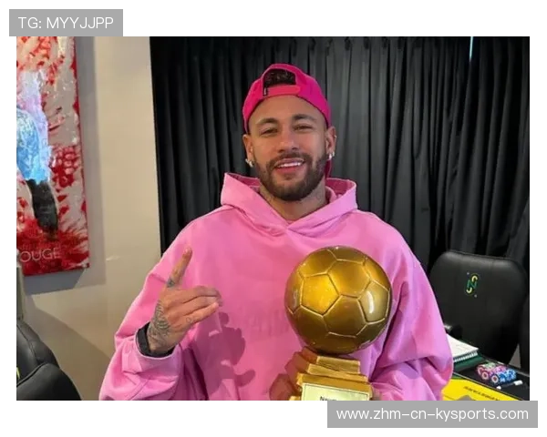 内马尔意外在训练中被队友泼水庆祝生日，现场笑声不断